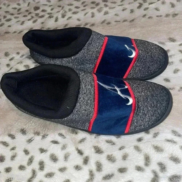 Men’s Foco Atlanta Braves Slippers - Picture 3 of 5